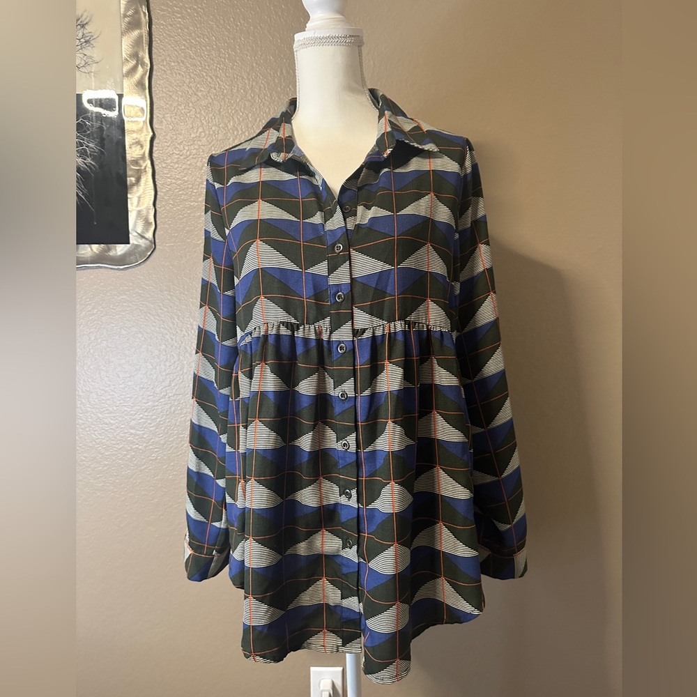 Entro Size Medium Long Sleeved Tunic w/Geometric/Plaid”ish” Pattern